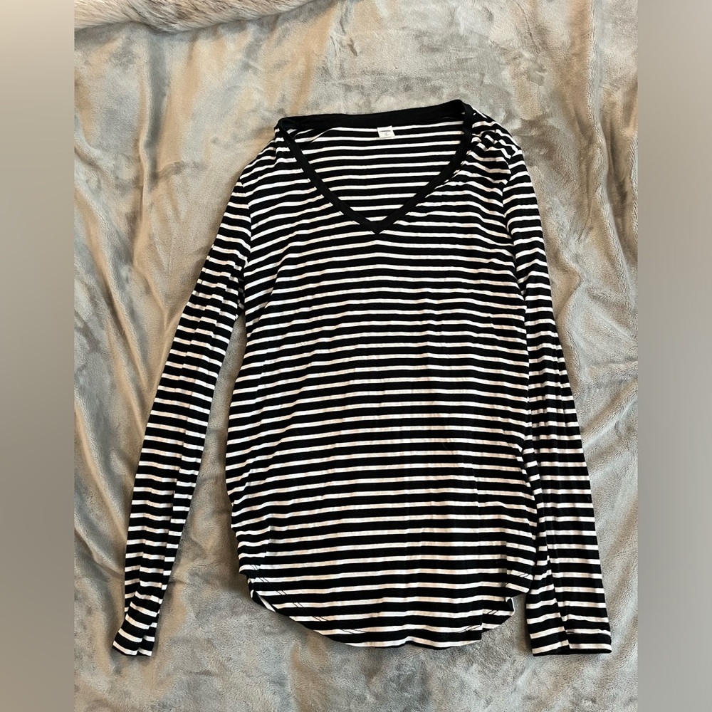 Women’s old navy v neck long sleeve shirt